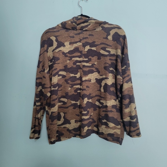 Notation Petite Camo Top - Picture 2 of 4